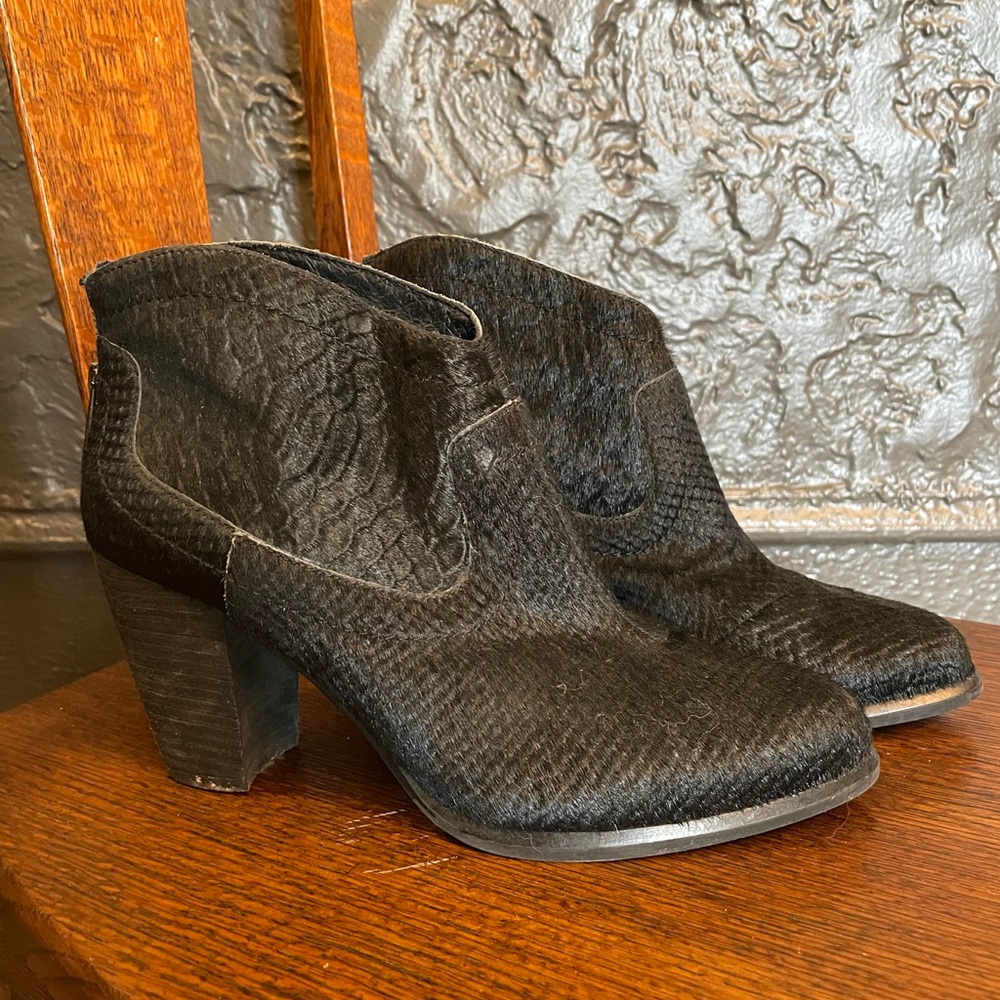 UGG ‘charlotte snake’ bootie size 9